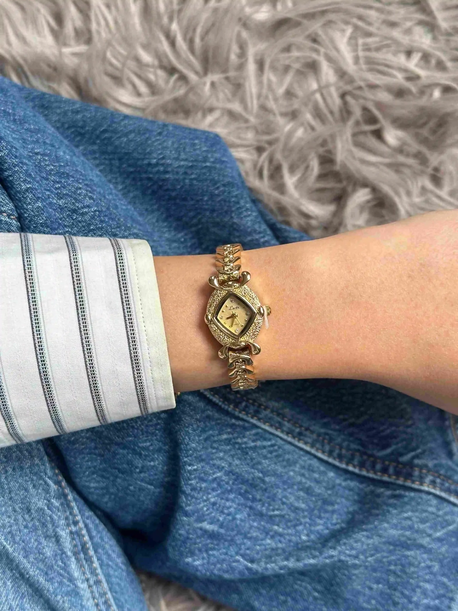 Karo Gold Vintage Çelik Saat Karo desenli gold paslanmaz çelik kadın kol saati, beyaz iç yüzeyli, şık ve vintage tasarım.