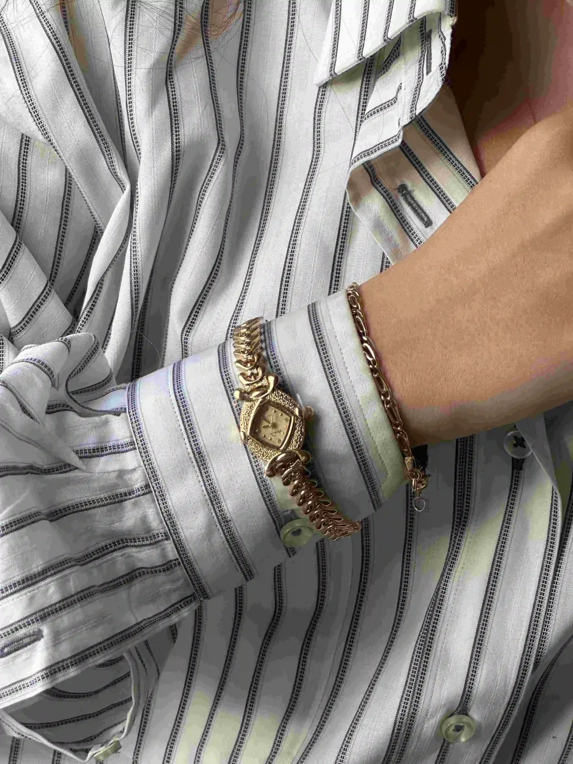 kadın için hediye Karo desenli gold paslanmaz çelik kadın kol saati, beyaz iç yüzeyli, şık ve vintage tasarım.